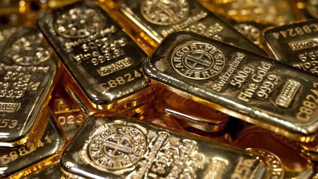 ARCHIV - Goldbarren in unterschiedlicher Größe liegen beim Edelmetallhändler Pro Aurum in einem Tresor auf einem Tisch. Foto: Sven Hoppe/dpa