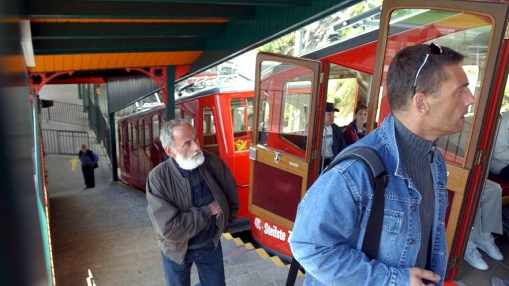Amerikanische Touristen besteigen in Alpnach OW die Pilatus-Bahn.