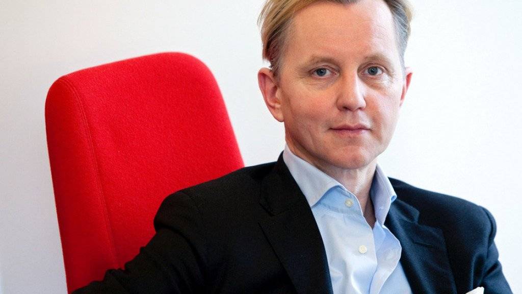Max Raabe steht nie freiwillig mit abgesägten Hosen da: Der Sänger trägt sogar im Sommer lange Hosen - und erwartet dies auch von seinen Mitmenschen (Archiv).