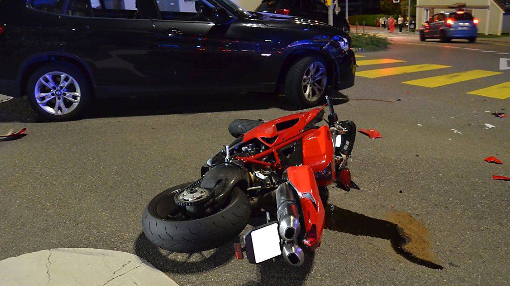 Der Motorradfahrer wurde bei der Kollision mittelschwer verletzt.