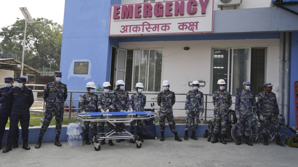 Sicherheitsbeamte stehen Wache im Bheri Krankenhaus in Nepalgunj, in das Menschen aus den vom Erdbeben betroffenen Gebieten zur Behandlung gebracht werden. Foto: Niranjan Shrestha/AP/dpa