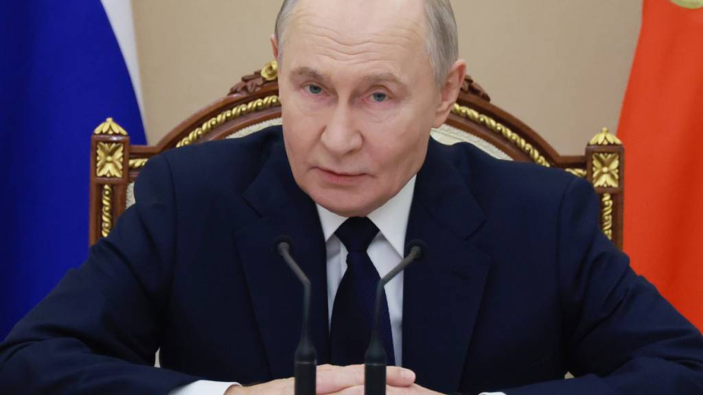 Der russische Präsident Wladimir Putin nimmt an einem Treffen mit hochrangigen Militäroffizieren im Kreml teil. Foto: Mikhail Metzel/Pool Sputnik Kremlin/AP/dpa - ACHTUNG: Nur zur redaktionellen Verwendung und nur mit vollständiger Nennung des vorstehenden Credits