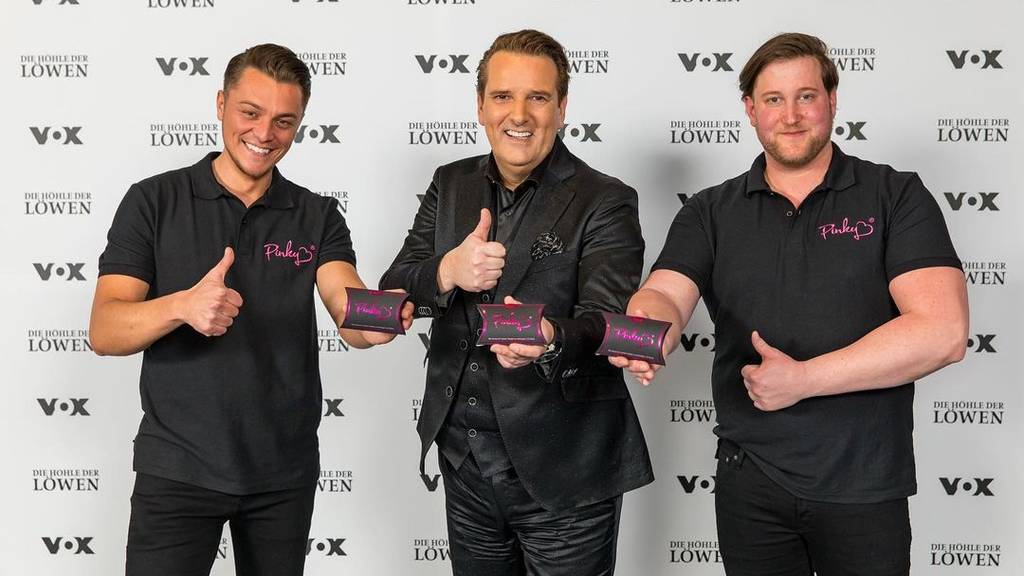 Die Erfinder der «Pinky Gloves» mit ihrem Investor (v.l.):  Eugen Raimkulow, Ralf Dümmel und André Ritterswürden