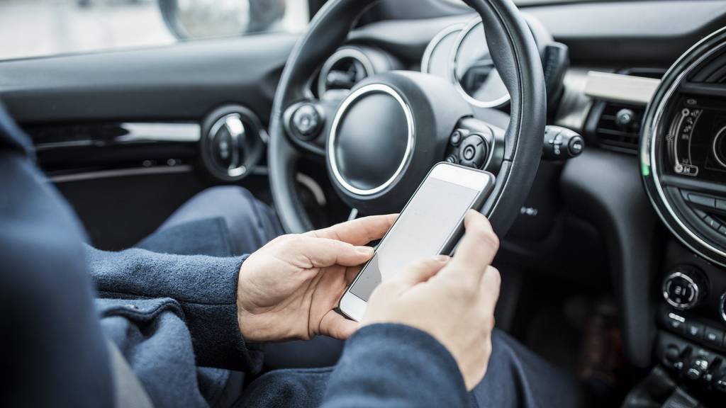 Am Donnerstag erwischte die Stadtpolizei St.Gallen Autolenker, die während der Fahrt ihr Handy bedienten. (Symbolbild)