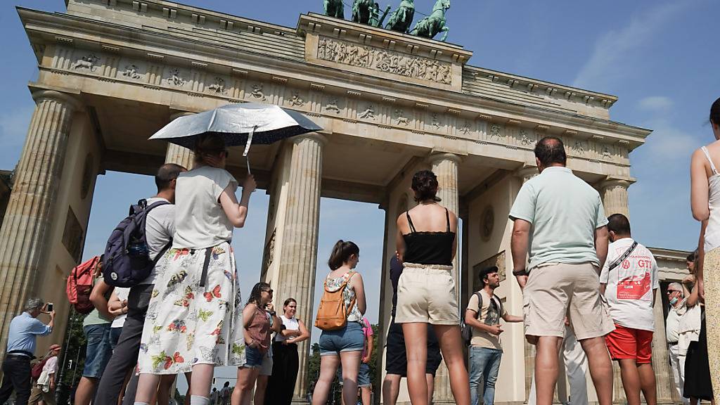 Berlin: Stadtführung vor dem Brandenburger Tor (Symbolbild).
