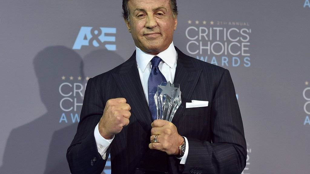 Sylvester Stallone nimmt bei den Critics's Choice Awards in Los Angeles die Auszeichnung als bester Nebendarsteller für seine Rolle im Boxfilm «Creed» entgegen (Archiv)