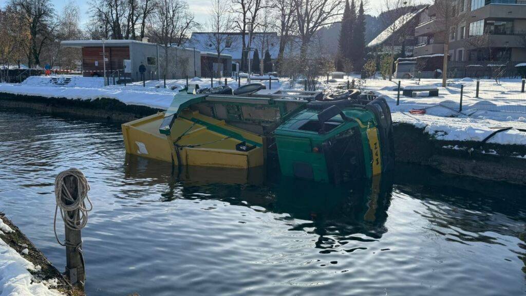 Der Lastwagen kippte vom Strandweg in die Lorze. Der Chauffeur konnte sich selbst aus seiner misslichen Lage befreien.