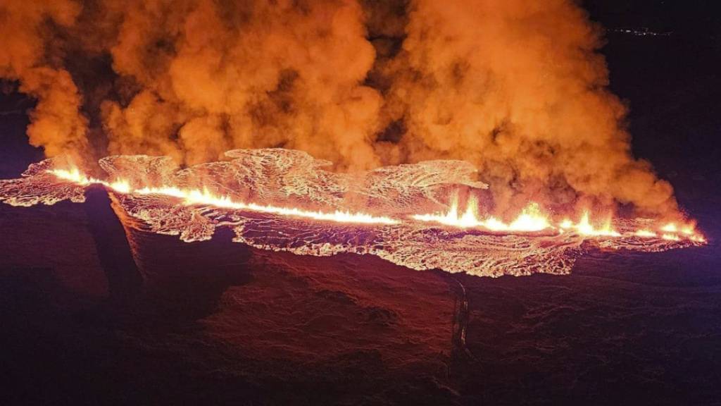 dpatopbilder - HANDOUT - Auf diesem Foto ist die Lava beim Ausbruch des Vulkans zu sehen. Auf Island hat der zweite Vulkanausbruch innerhalb weniger Wochen begonnen. Foto: Uncredited/Icelandic Civil Protection/AP/dpa - ACHTUNG: Nur zur redaktionellen Verwendung im Zusammenhang mit der aktuellen Berichterstattung und nur mit vollständiger Nennung des vorstehenden Credits