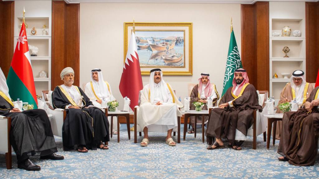 Der Emir von Katar, Tamim bin Hamad Al Thani (M), begrüßt die Staats- und Regierungschefs der Golfstaaten vor dem arabisch-islamischen Krisengipfel. Foto: -/SPA/dpa