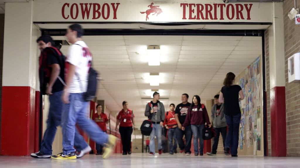 ARCHIV - Schüler der Premont High School gehen während eines Klassenwechsels durch den Flur, Freitag, 22. Februar 2013, in Premont, Texas. Foto: Eric Gay/AP/dpa