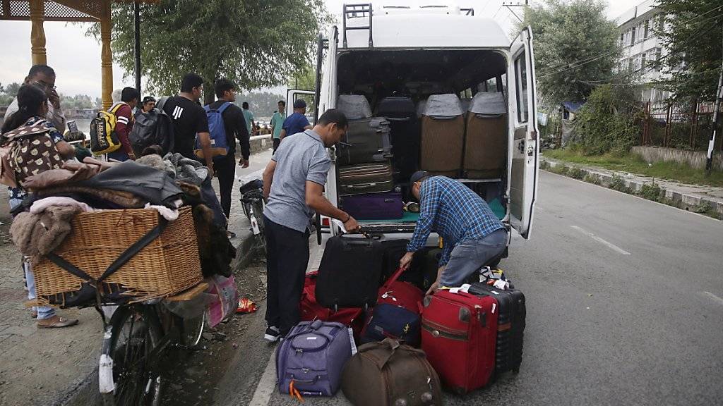 Tausende Feriengäste und Pilger verlassen am Samstag aufgrund von Reisewarnungen die Kaschmir-Region.