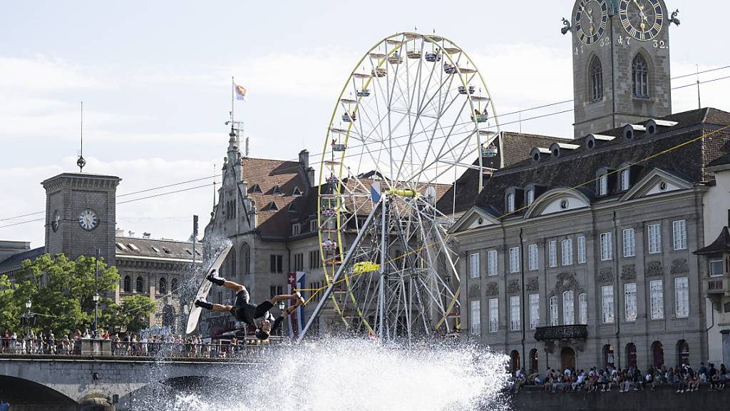 Zwischen Bahnen und Attraktionen am Züri Fäscht. An diesem Wochenende werden über 2 Millionen Besucherinnen und Besucher in der Limmatstadt erwartet.
