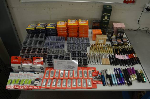 Employees of the Federal Customs Administration (ACF) surprised a Romanian en route to Austria. The border guards found in his car in the colors of Moldova more than 200 packets of razor blades, several bottles of perfume and several USB storage media. He was handed over to the police.