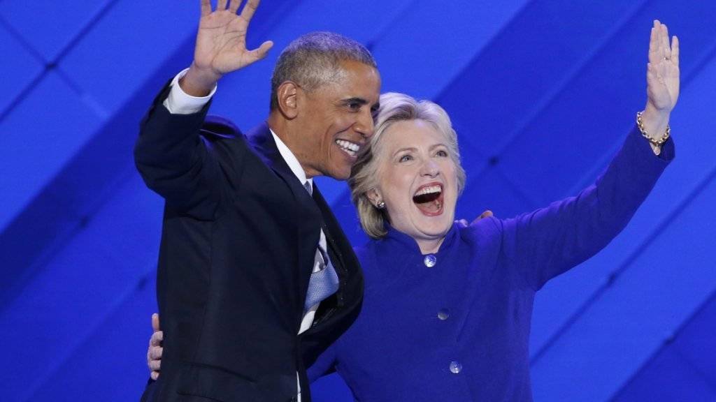Wird sie seine Nachfolgerin? Präsidentschaftskandidatin Hillary Clinton und Präsident Barack Obama winken den Delegierten der US-Demokraten nach Obamas Rede am Parteitag zu.
