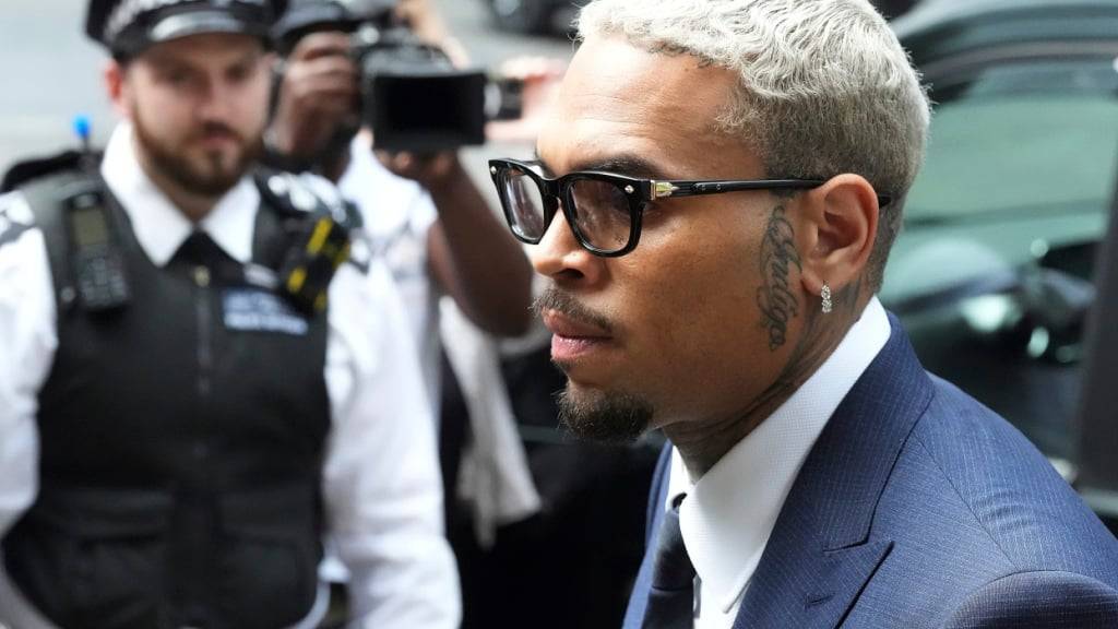 RB-Sänger Chris Brown bei der Ankunft am Southwark Crown Court im Süden Londons, wo er wegen eines angeblichen Übergriffs in einem Londoner Nachtclub vor Gericht erscheinen muss. Foto: Frank Augstein/AP/dpa