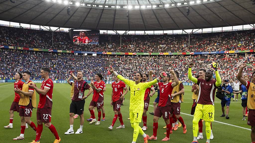 Die Schweizer lassen sich nach dem Achtelfinal-Sieg gegen Italien von den Fans feiern