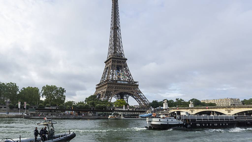 Die Seine in Paris soll nicht nur Schauplatz von Schwimmwettkämpfen, sondern auch von der Eröffnungsfeier werden. Hinter beidem stehen einen Monat vor den Olympischen Spielen aber weiterhin viele Fragezeichen