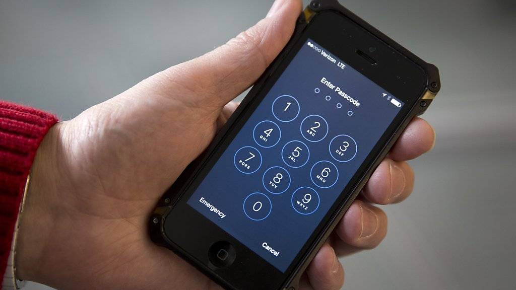 Zehnmal eine falsche PIN-Eingabe, und alle Daten auf dem iPhone werden gelöscht. Das FBI will diese Sicherheitsmassnahme umgehen, doch die Tech-Branche wehrt sich vehement.
