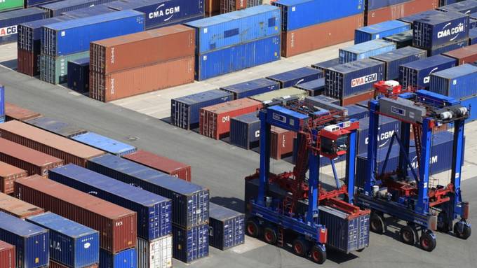 Schweizer Exporte weiter auf Rekordniveau, Importe noch nicht