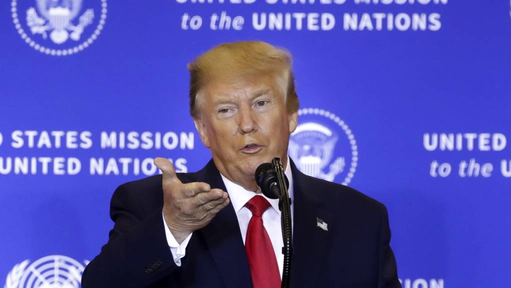 US-Präsident Donald Trump hat sich am Mittwoch gelassen über die Androhung eines Amtsenthebungsverfahrens der Opposition gezeigt.