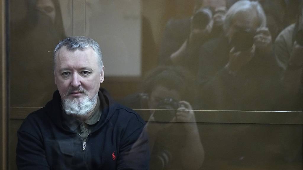 Igor Girkinin einem Glaskäfig in einem Gerichtssaal des Moskauer Stadtgerichts. Foto: Alexander Zemlianichenko/AP