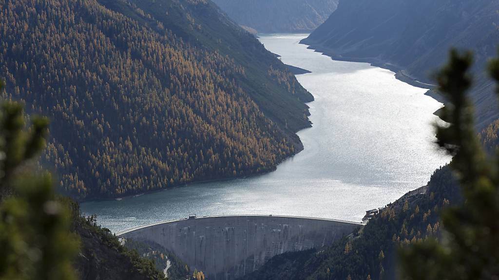 Die Engadiner Kraftwerke betreiben den Stausee Lago di Livigno, der sich mit Ausnahme der Staumauer fast vollständig auf italienischem Boden befindet. Verstromt wird das Wasser im Engadin. (Archivbild)
