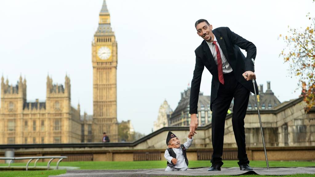 Hier trifft der kleinste Mann der Welt den grössten Mann der Welt.