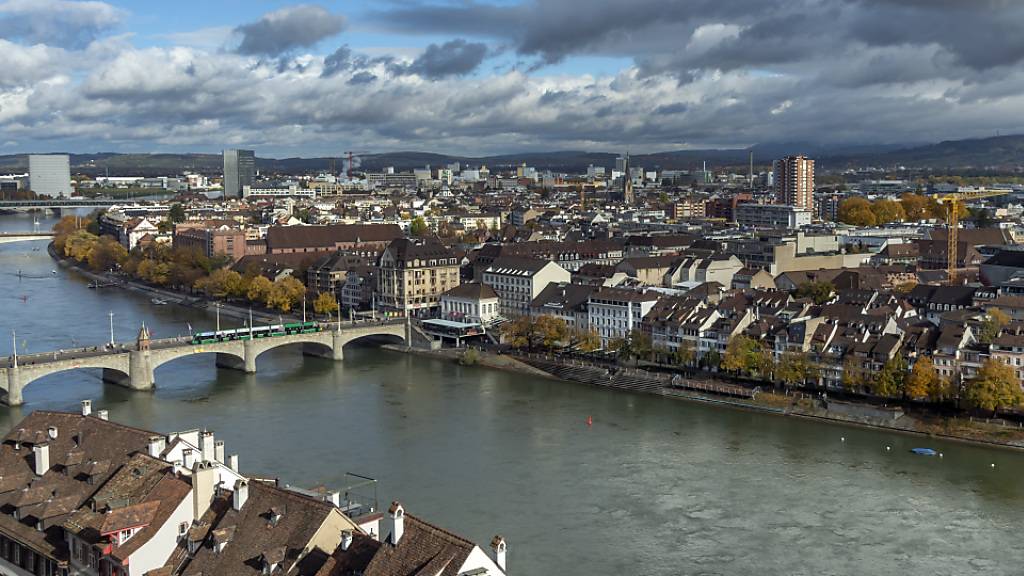 Eine Studie zeigt die Ausbreitungsmuster des Coronavirus im Frühjahr in Basel. Demnach trieben besonders mobile Menschen aus dichteren Wohnvierteln die Pandemie an. (Archivbild)