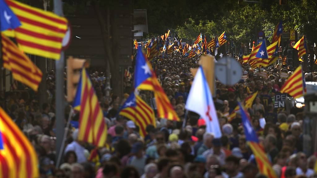 Menschen schwenken Unabhängigkeitsflaggen während einer Kundgebung für die Abspaltung Kataloniens von Spanien. Die Kundgebung findet anlässlich der «Diada» statt, des Nationalfeiertages, den die Katalanen seit 1714 jedes Jahr am 11. September begehen. Foto: Emilio Morenatti/AP/dpa