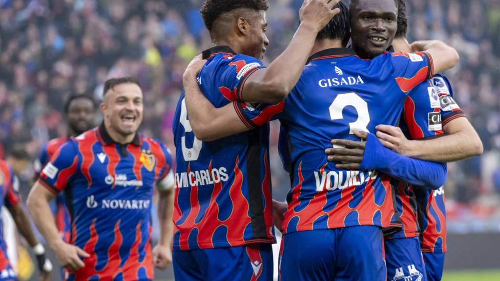 Basels Spieler liegen sich in den Armen: Der Meistertitel ist ihnen kaum noch zu nehmen