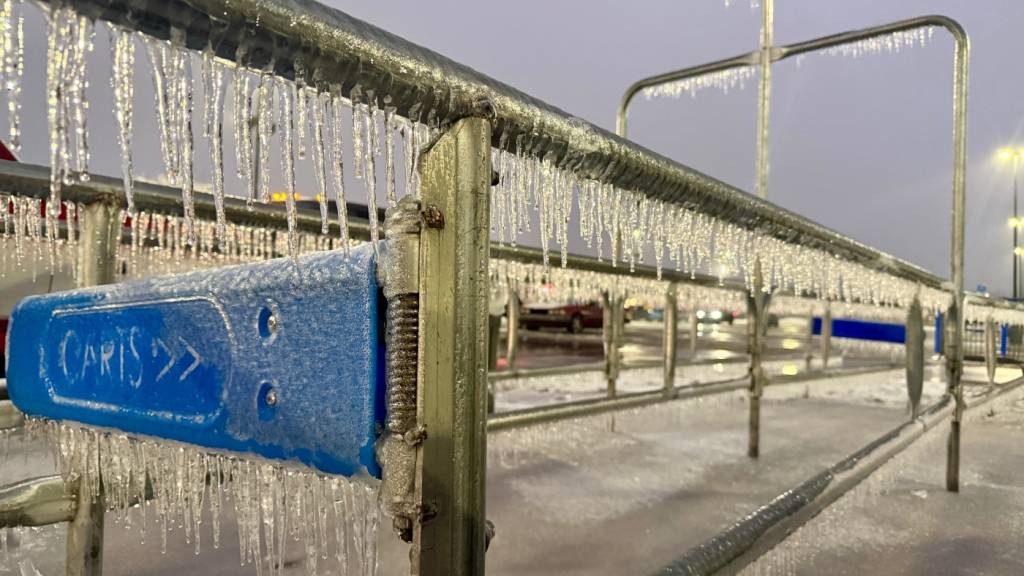 dpatopbilder - Eiszapfen bilden sich während eines Wintersturms auf einem Parkplatz in West Virginia. Foto: John Raby/AP/dpa
