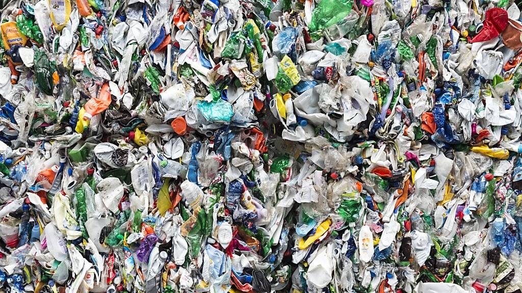 Anders als das PET-Recycling hat die Sammlung von Plastikabfällen gemäss einer Studie eine geringe Kosten/Nutzen-Effizienz. (Symbolbild)
