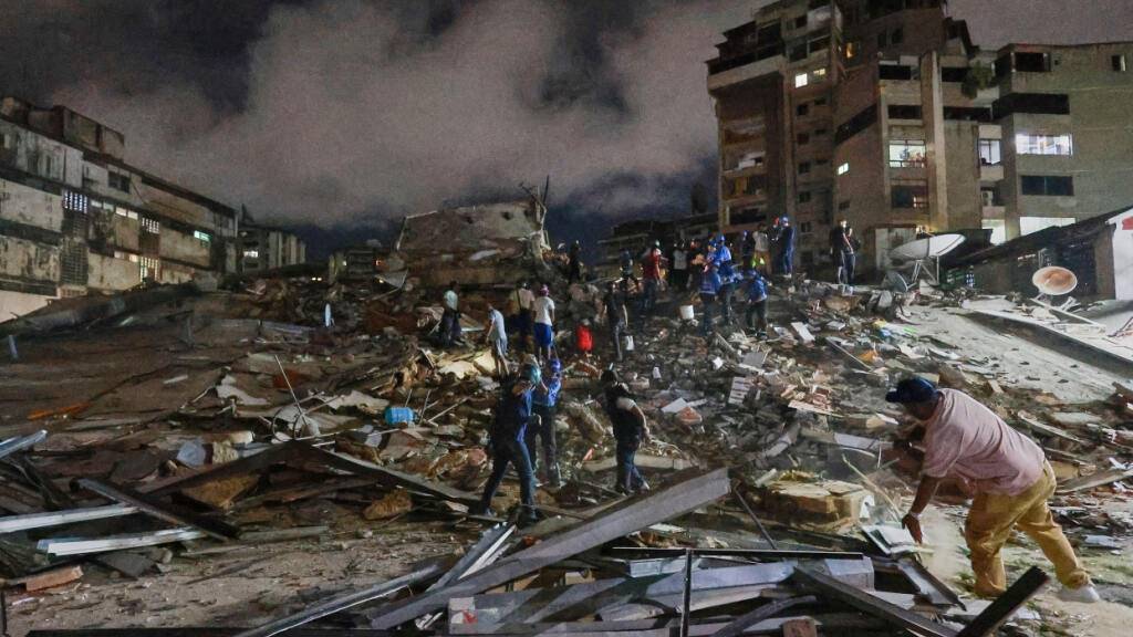 dpatopbilder - Rettungskräfte durchsuchen nach einem Erdbeben die Trümmer. Foto: Javier Campos/AP/dpa