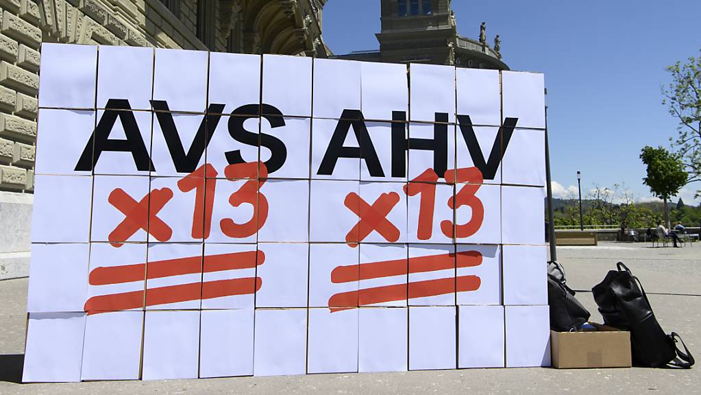 Die Boxen mit den Unterschriften bei der Einreichung der Volksinitiative für eine 13. AHV-Rente. 