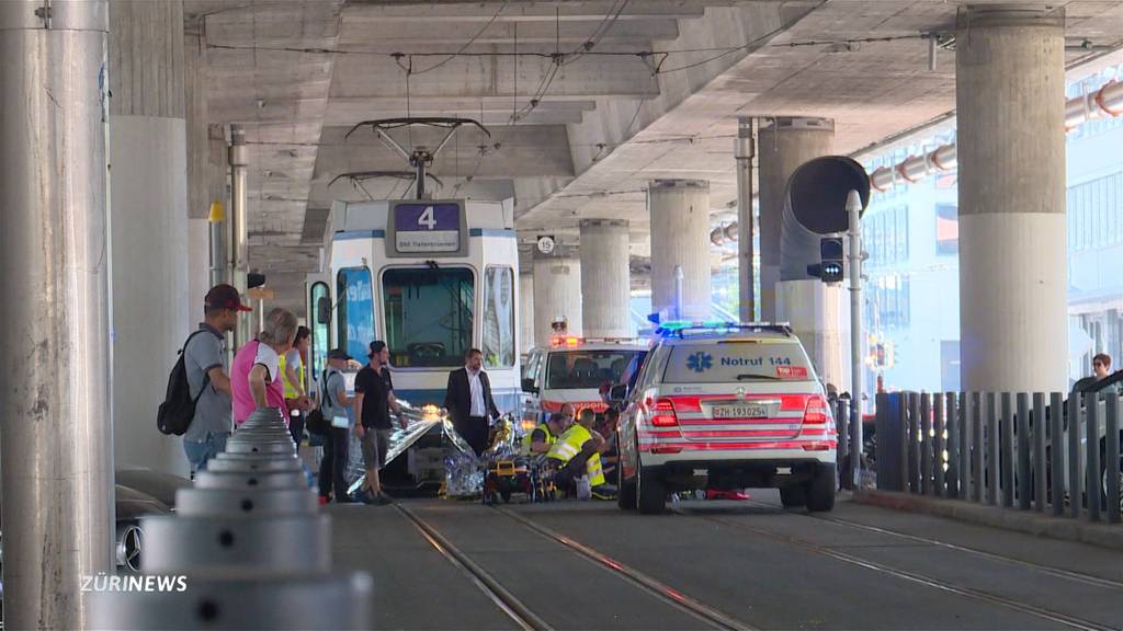 Velofahrerin nach Unfall mit Tram 4 schwer verletzt