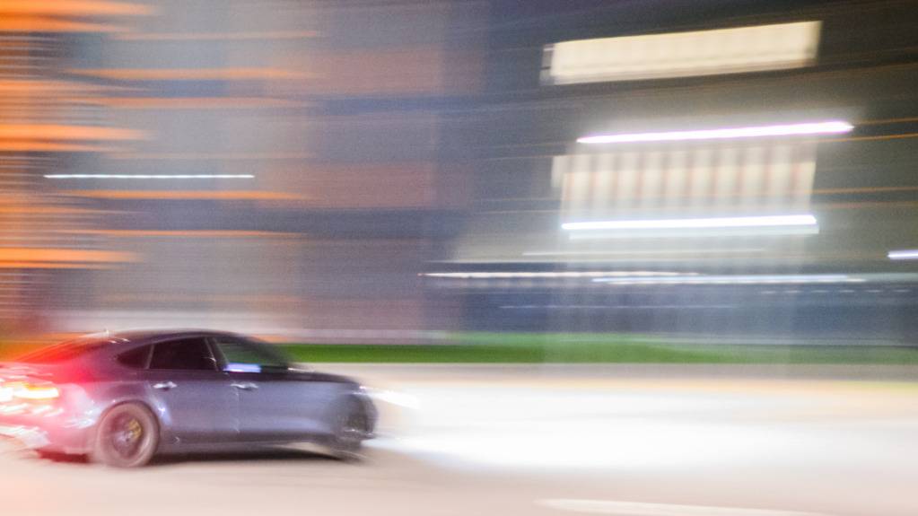 Die Tessiner Polizei hat eine Frau vier Jahre nach einer Raserfahrt in Luzern im Tessin festgenommen. Sie war auch in den Kantonen Nidwalden und Basel-Landschaft massiv zu schnell unterwegs. (Symbolbild)