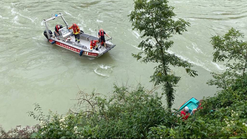 Fischer in Not: In Laufenburg rettet die Feuerwehr ein Boot aus den reissenden Fluten