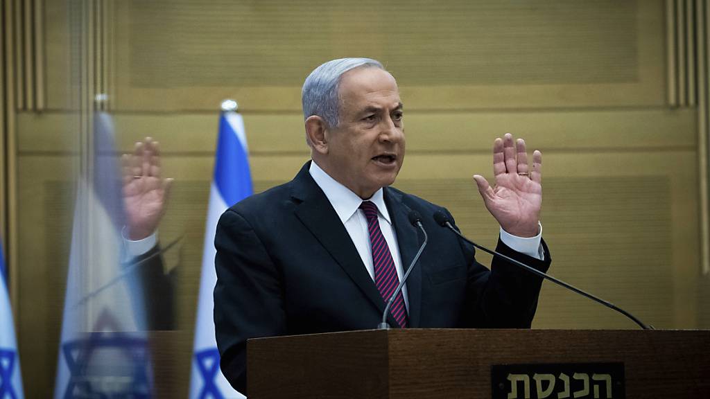 Benjamin Netanjahu, Ministerpräsident von Israel, gibt vor seiner Partei eine Erklärung ab. Foto: Yonatan Sindel/Pool Flash 90/dpa