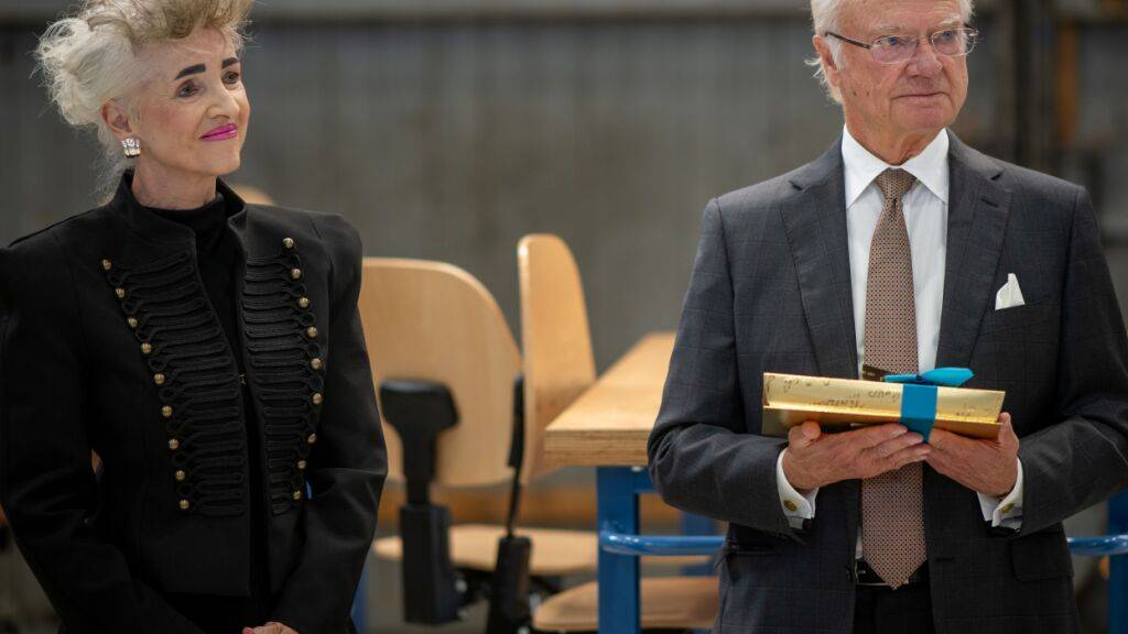 Der Schwedische König Carl XVI. Gustaf war am Montag zu Gast in Zürich. Er wurde von Regierungspräsidentin Carmen Walker Späh (FDP) in Empfang genommen.