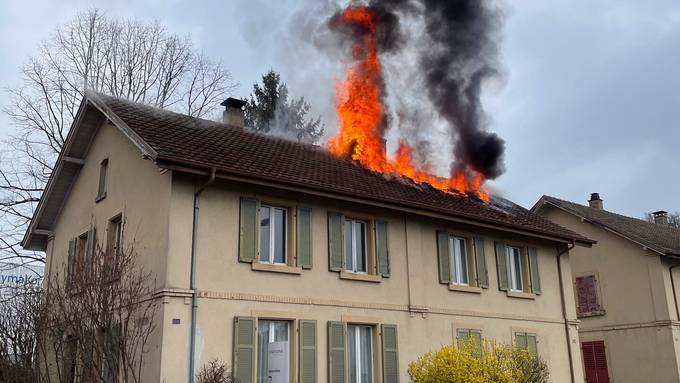 Grosser Schaden bei Brand in Doppeleinfamilienhaus