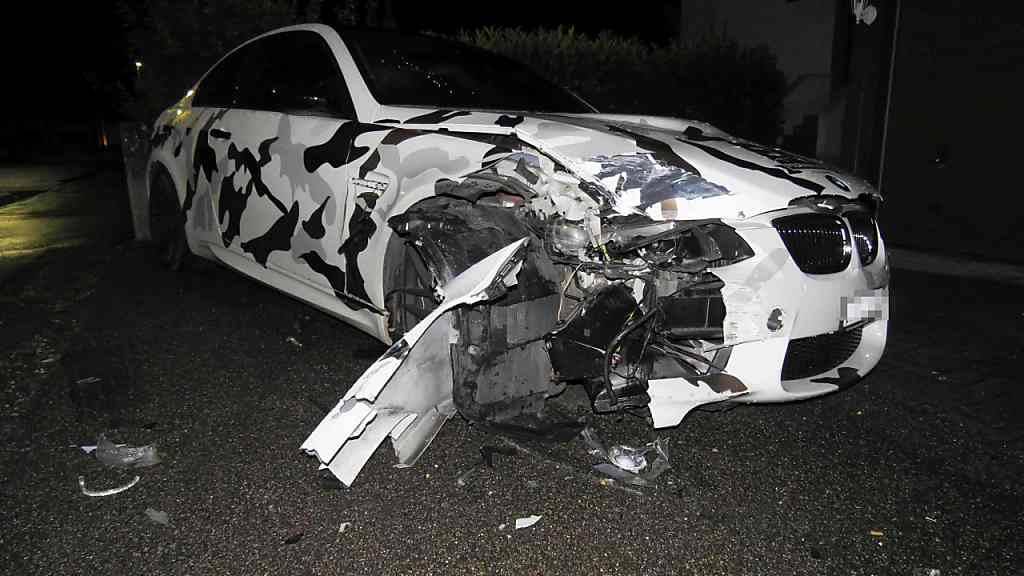 Ein angetrunkener Autofahrer geriet in Vordemwald AG von der Strasse ab und schleuderte in eine Hauswand. Der junge Mann blieb dabei unverletzt, sein Auto erlitt einen Sachschaden von rund 30'000 Franken.