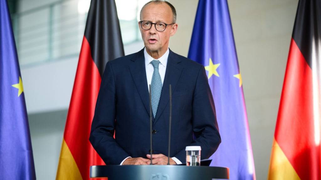 Bundeskanzler Friedrich Merz (CDU) äußert sich bei einer Pressekonferenz nach der Sitzung des Sicherheitskabinetts zu den Konflikten im Nahen Osten im Bundeskanzleramt. Foto: Bernd von Jutrczenka/dpa