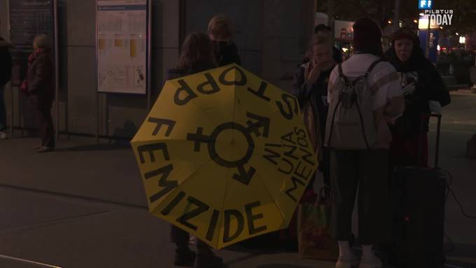 Kundgebung gegen Femizide: 100 Menschen versammelten sich auf dem Bahnhofsplatz