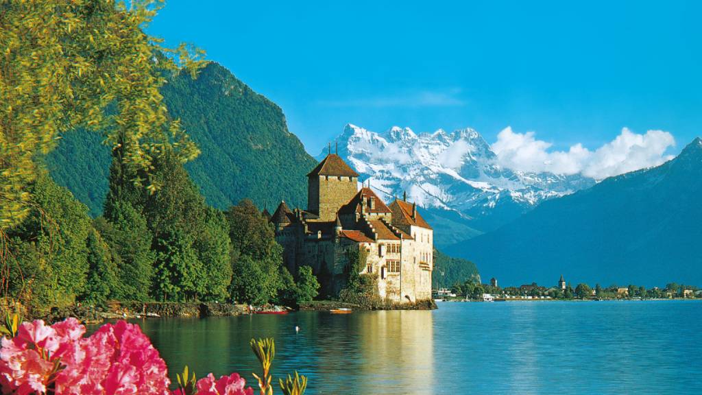 Der Heimatschutz kritisiert den Geiz des Bundes beim Erhalt von Baudenkmälern: Postkarte des Schlosses Chillon in Veytaux VD. (Archivbild)