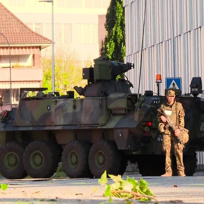 Soldaten fahren vor BAG-Zentrale schweres Geschütz auf