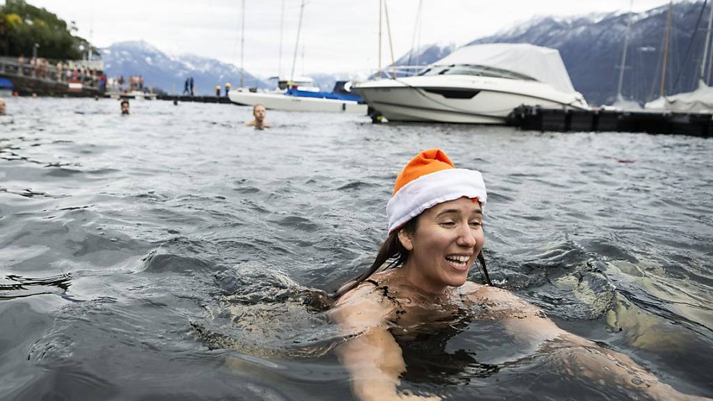 Die Samichlaus-Mütze düfte wenigtens den Kopf gewärmt haben: Schwimmerin bei der  «Nodada de la Befana».