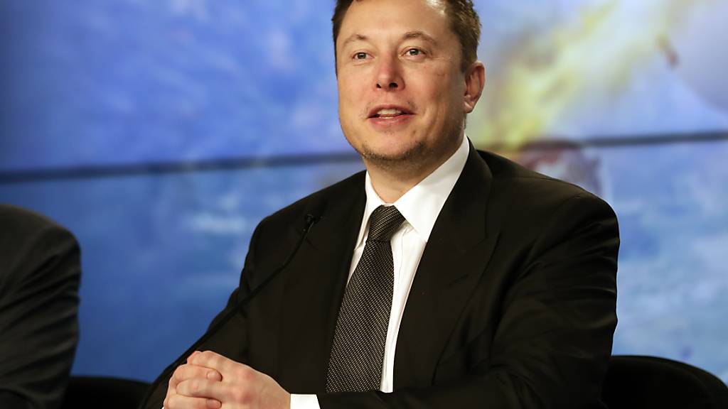 ARCHIV - Elon Musk, Chef von Tesla und SpaceX, spricht auf einer Pressekonferenz nach einem Testflug einer «Falcon 9»-Rakete. Foto: John Raoux/AP/dpa