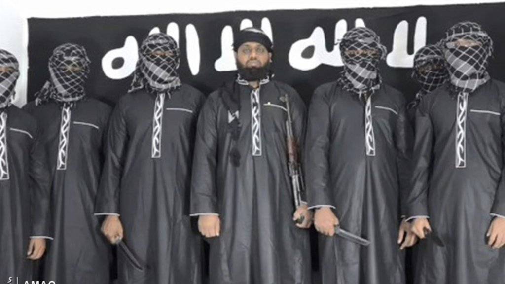 Ein Bild der Amaq, der Nachrichtenagentur der Terrororganisation Islamischer Staat, zeigt in der Mitte Zahran Hashmi, den mutmasslichen Anführer der Selbstmordattentäter an Ostern in Sri Lanka.