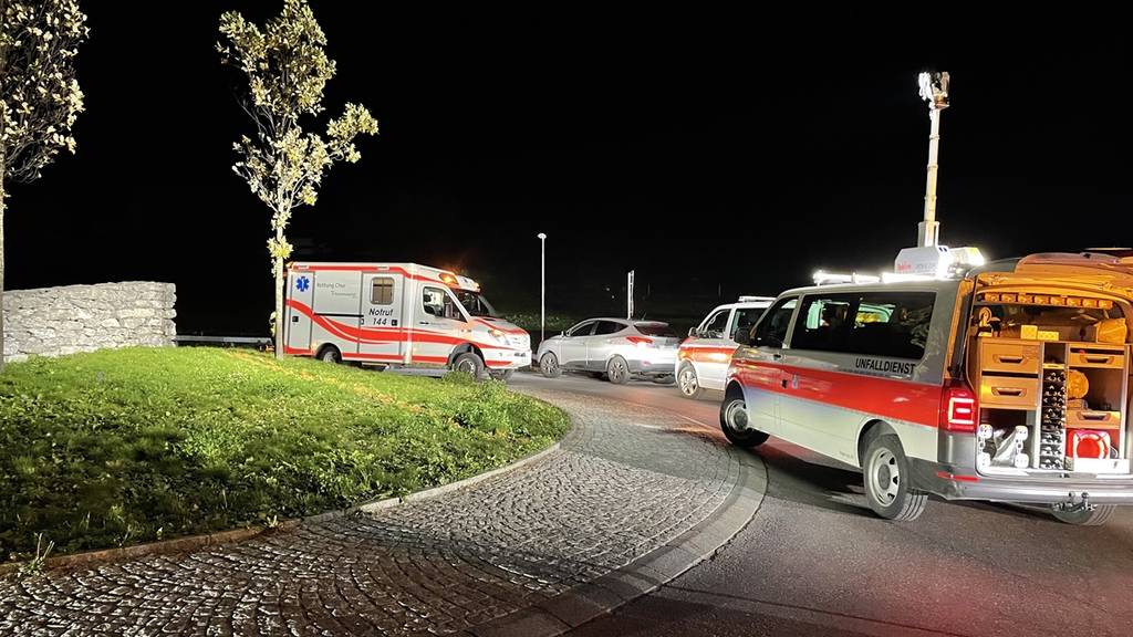 Die Rettung Chur behandelte den Verletzten notfallmedizinisch und brachte ihn anschliessend ins Kantonsspital Graubünden.
