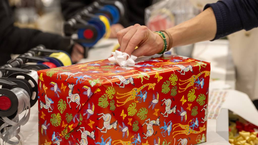 Es sieht düster aus für Weihnachtsgeschenke: Die Deutschen halten ihr Geld zusammen wie seit der Finanzkrise nicht mehr. Das Konsumklima ist am Boden. (Archivbild)